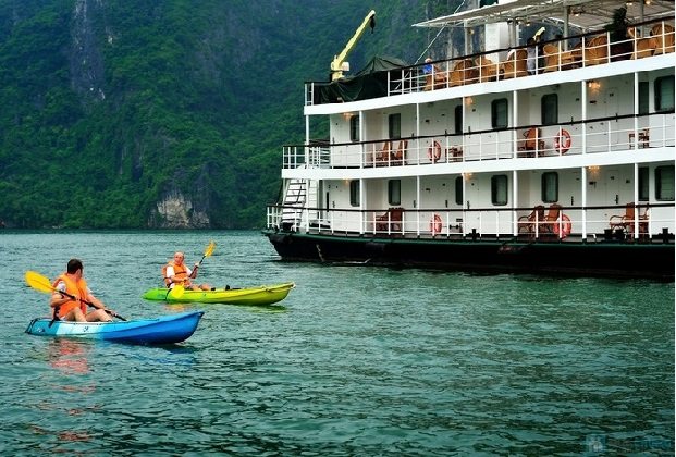 Chèo thuyền kayak là dịch vụ hấp dẫn trên vịnh Hạ Long. Ảnh: Internet